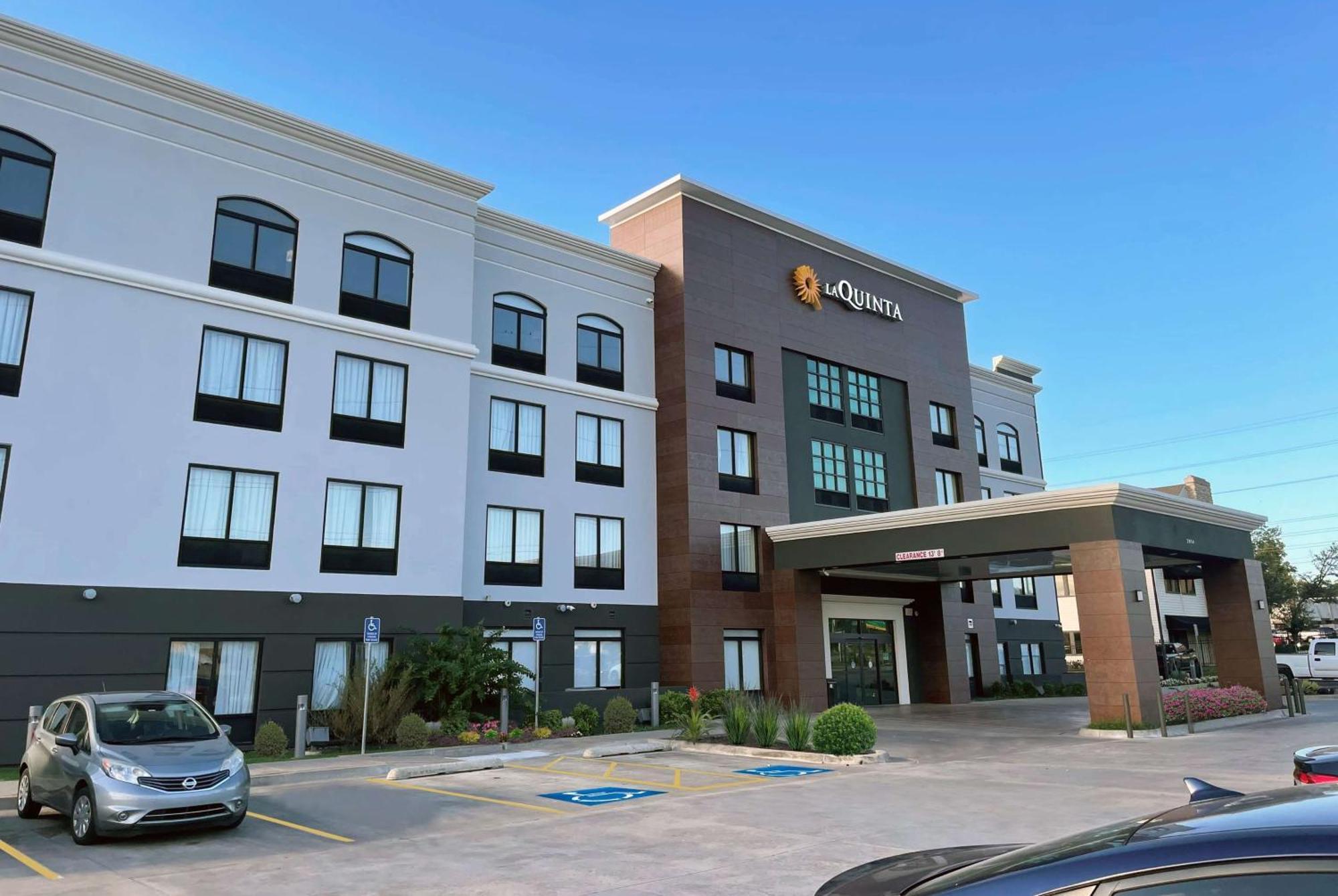 La Quinta Inn & Suites By Wyndham Tulsa Midtown Exterior photo