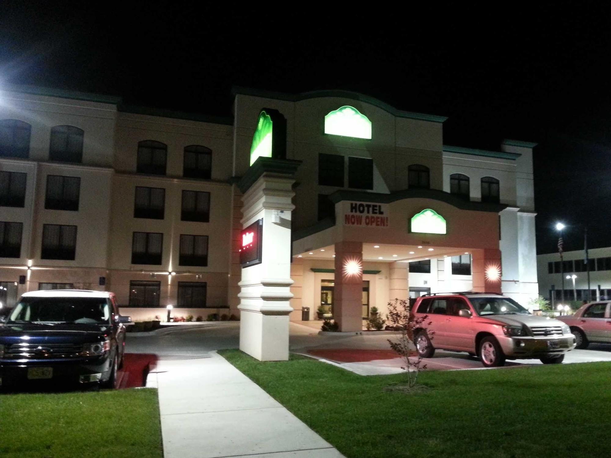 La Quinta Inn & Suites By Wyndham Tulsa Midtown Exterior photo